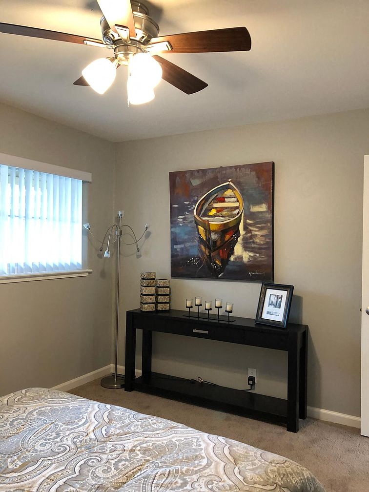 430 E Maude photo 2